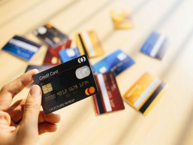 Thẻ ATM là một loại thẻ nhựa do ngân hàng phát hành