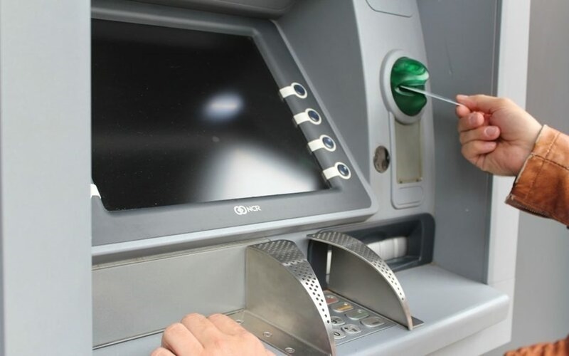Sau khi nhận thẻ ATM, việc đầu tiên cần làm là đến cây ATM để kích hoạt thẻ